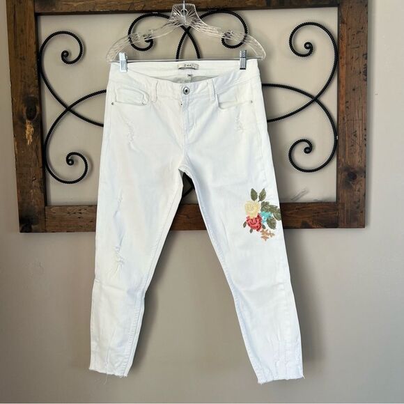 Dex Distressed White Embroidered Floral Design Crop Jeans Size 30 - Picture 1 of 11